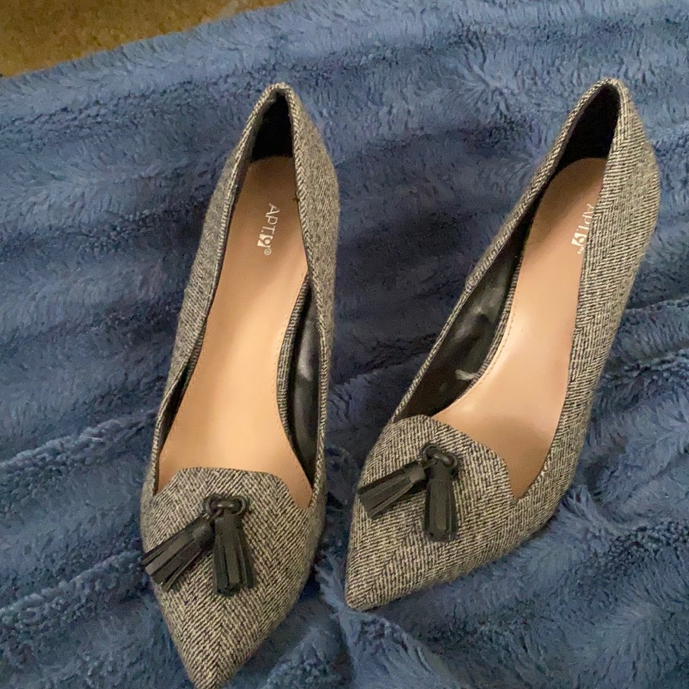 Size 8.5 apt 9 grey and black pumps 4 inch heels
